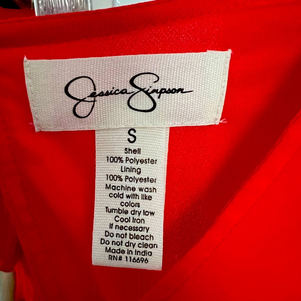 It is a gorgeous granate color dress, perfect to be used in the holiday season.